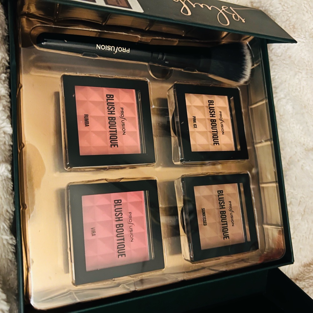 Blush with brush / Profusion